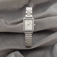 ساعة نسائية باللون الفضي