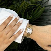 ساعة حصرية باللون الذهبي