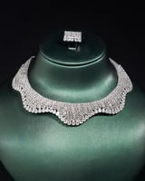 طقم سهرات يعكس توازنًا مثاليًا بين الفخامة والاناق...