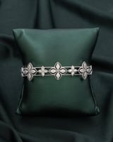 اسوره بتصميم بنهاية مفتوحة لتمنح إطلالتك حضور ملفت...