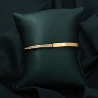 اسوره باللون الذهبي تضيف لإطلالتك حضور مميز