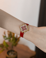 ساعة جلد بلونها الذهبي الاحمر