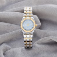 ساعة نسائية باللون المكس