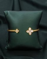 اسوره بتصميم ببداية مفتوحة لتمنح إطلالتك حضور ملفت...