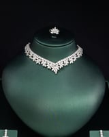 طقم نسائي زركون يجذب الأنظار اليك باللون الفضي