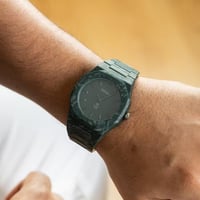 ساعة كربون باللون الاخضر