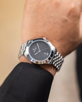 ساعة فريدة صممناها بتصميم سعودي فضي ميناء اسود