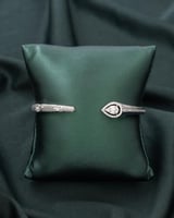 اسوارة نسائية فصوص فاتنه باللون الفضي