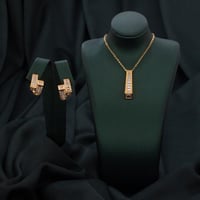 طقم ناعم يتقدم بقلادة وحلق يدل على النعومة والحريّ...