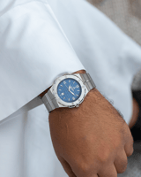 ساعة الفولاذ باللون الفضي