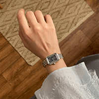 ساعة نسائية باللون الفضي