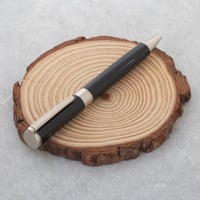 قلم إختيار كل رجل يبحث عن التفرد في إطلالتة باللون...