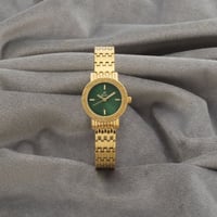 ساعة نسائية باللون الذهبي