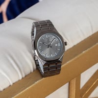 ساعة ستيل باللون الرصاصي