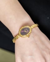 ساعة بيضاوي باللون الذهبي ميناء بني