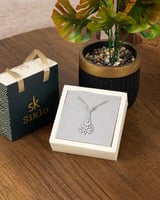 تعليقة نسائية تحمل في طياتها بساطة راقية