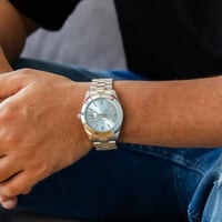 كل رجل عصري يهتم بتفاصيل إطلالته وتفرده لحضور ملفت...