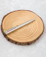 القلم المصمم بعناية ليجمع بين الأناقة والأداء العا...