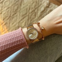 ساعة نسائية باللون الفضي والنحاسي