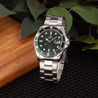 الساعة التي تميزك بحضور أنيق و عصري باللون الفضي