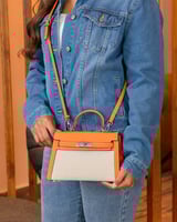 شنطة صغيرة باللون البرتقالي