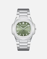 ساعة تحكي عن القوة والدقة بلون الفضي