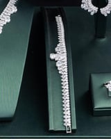 طقم نسائي فاخر باللون الفضي