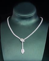 طقم بالتصميم المميز باللون الفضي