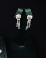 يتميز الطقم بلمعانه الراقي وتفاصيله الأنيقة