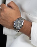 ساعة كلاسيك باللون الفضي ميناء اسود