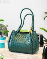 شنطة ملفتة اخضر بحجمها الصغير