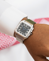 الساعه الرباعية باللون الفضي اسود