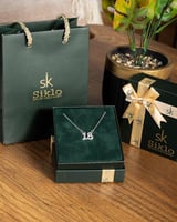 السلسال الذي يكمل أناقتك في المساء