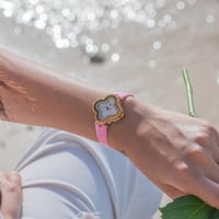 ساعة جلد بلونها الوردي