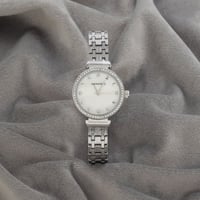 ساعة نسائية باللون الفضي