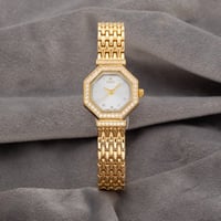 ساعة نسائية باللون الذهبي