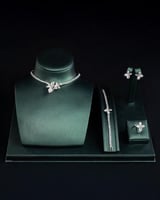 طقم بتصميم أنيق مستوحى من شكل الزهور باللون الفضي