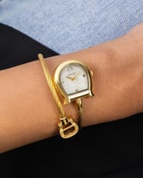 ساعة فاخرة بتصميم مبتكر باللون الذهبي