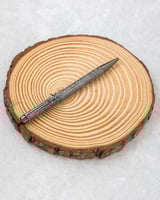 قلم يضمن ثباته وأناقته في كل وقت. معا شعار السيفين...