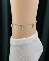 خلخال يبرز التفاصيل الدقيقة مثل الحواف المتقنة