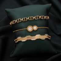 طقم أساور باللون الذهبي