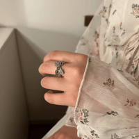 خاتم Vittore الأكثر‎ مبيعًا. يزدان بفصوص شفافة‎ حي...