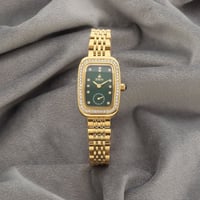 ساعة نسائية باللون الذهبي