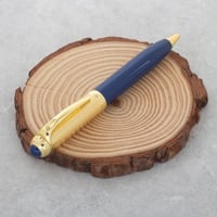 لإطلالة مفعمة بالحيوية والأناقة قلم مميز باللون ال...