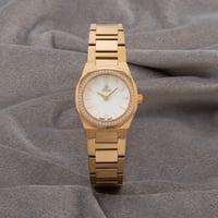 ساعة نسائية باللون الذهبي