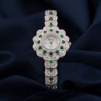 ساعة نسائية باللون الفضي