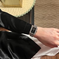 ساعة نسائية باللون الفضي