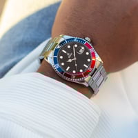 الساعة التي تميزك بحضور أنيق و عصري باللون الفضي