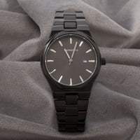 ساعة رجالية باللون الأسود