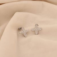 حلق نسائي جميل وهادئ